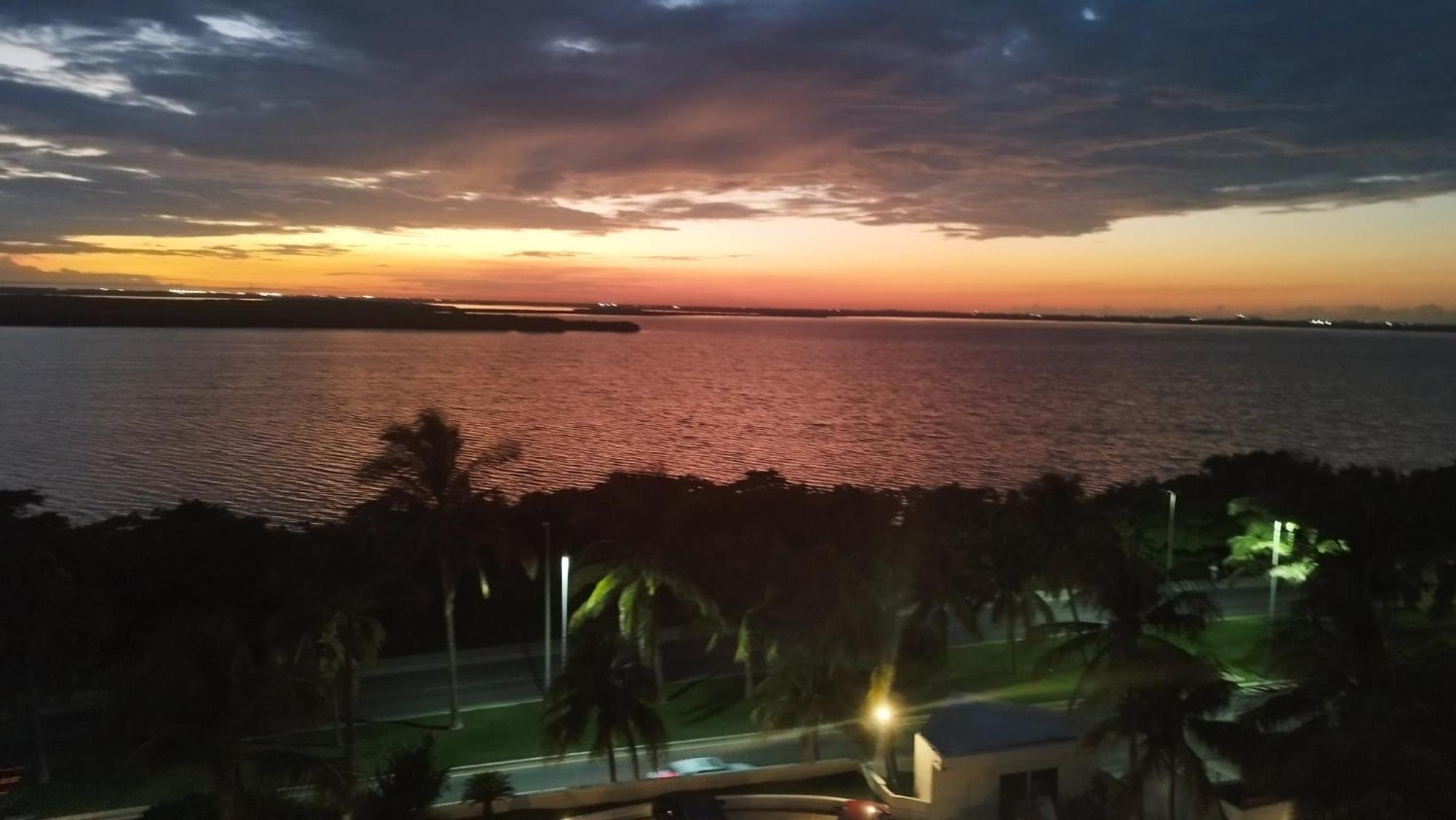 “Magic Sunrise At Cancun” Kültér fotó