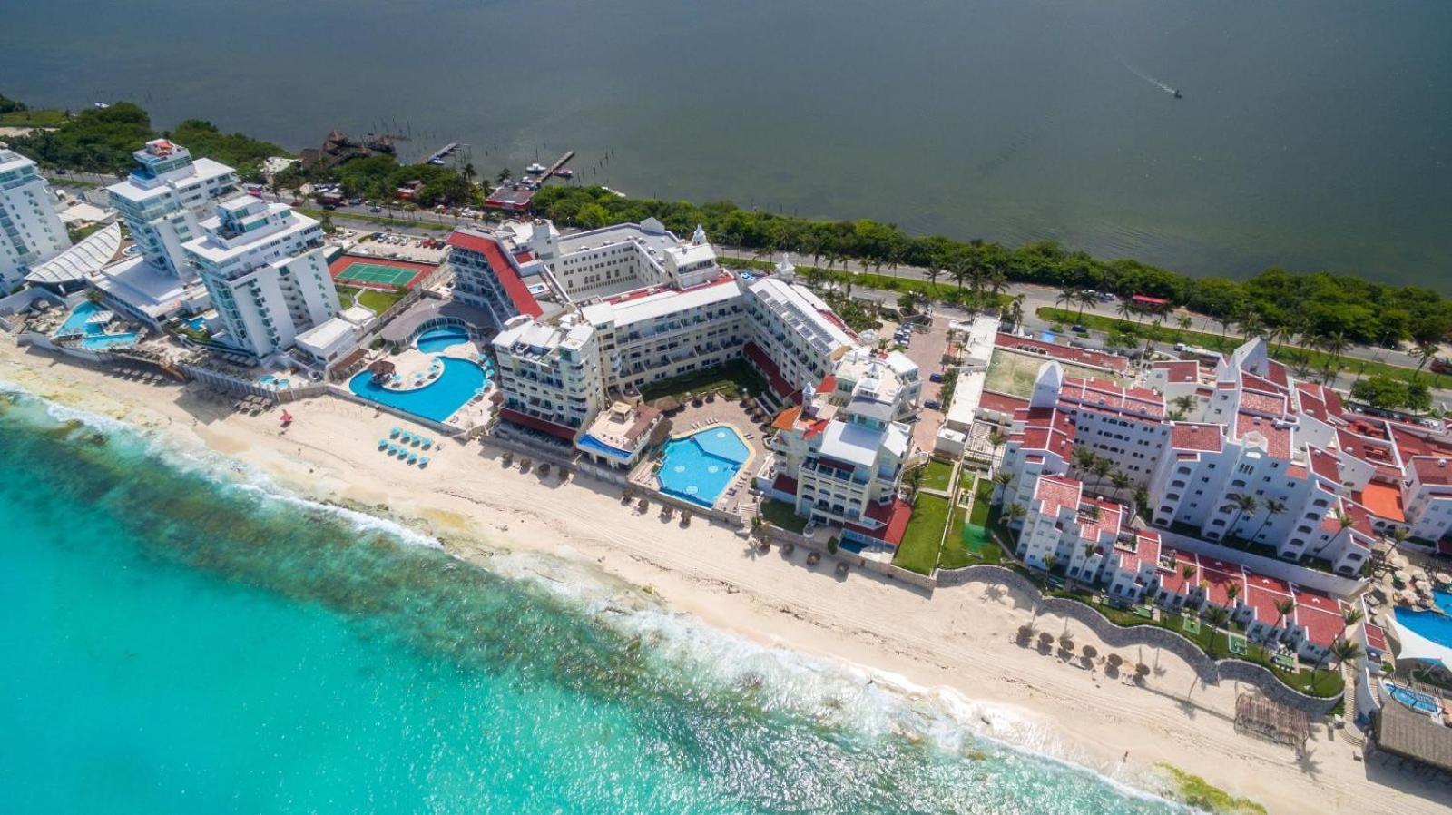 “Magic Sunrise At Cancun” Kültér fotó